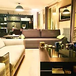 Appartement Luxe-design en plein coeur du quartier latin. A 5mn à pied de Notre Dame et 200M de la rue de Buci et ses nombreux restaurants, commerces de proximité, supermarchés et galeries.