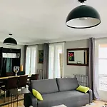 Appartement Luxe-design en plein coeur du quartier latin. A 5mn à pied de Notre Dame et 200M de la rue de Buci et ses nombreux restaurants, commerces de proximité, supermarchés et galeries.