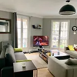 Appartement Luxe-design en plein coeur du quartier latin. A 5mn à pied de Notre Dame et 200M de la rue de Buci et ses nombreux restaurants, commerces de proximité, supermarchés et galeries.