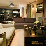 Appartement Luxe-design en plein coeur du quartier latin. A 5mn à pied de Notre Dame et 200M de la rue de Buci et ses nombreux restaurants, commerces de proximité, supermarchés et galeries.