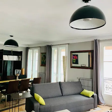Luxe-design En Plein Coeur Du Quartier Latin. A 5mn à Pied De Notre Dame Et 200m De La Rue De Buci Et Ses Nombreux Restaurants, Commerces De Proximité, Supermarchés Et Galeries. *